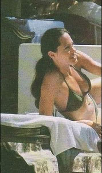 Анджелина Джоли в купальниках.